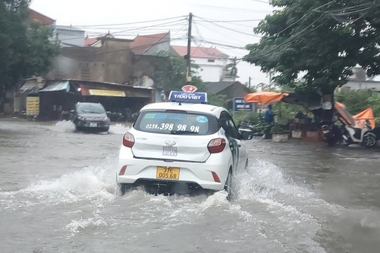 Nghệ An: Mưa lớn, nhiều tuyến đường bị ngập, học sinh phải nghỉ học ở TP Vinh