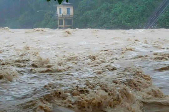 Thừa Thiên – Huế: Mưa lớn, nhiều nơi ngập lụt và cho học sinh nghỉ học