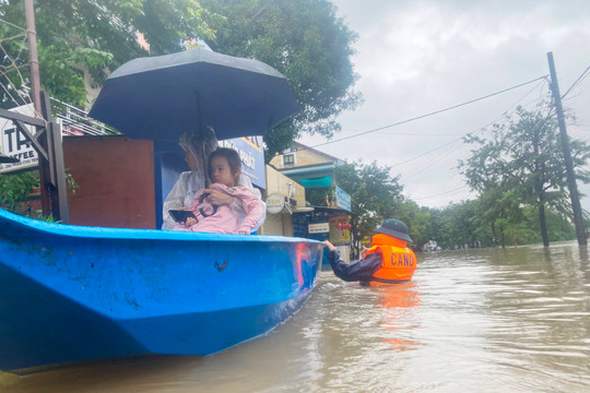 Thừa Thiên – Huế: Mưa trắng trời, nước sông Hương vượt đỉnh lũ năm 2020
