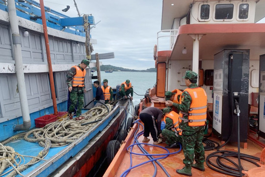 Quảng Ninh: Đồn Biên phòng Cô Tô cứu hộ 11 ngư dân gặp nạn trên biển