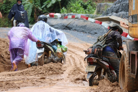 Quảng Ngãi: Hàng chục điểm sạt lở mới xuất hiện sau mưa lớn