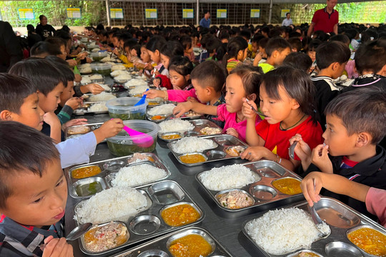 Những bữa cơm tiếp sức cho trẻ vùng cao tới trường