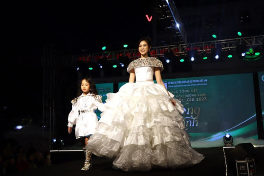 Hoa hậu Đỗ Thị Hà trình diễn thời trang thân thiện môi trường, lan tỏa thông điệp "Sống xanh"