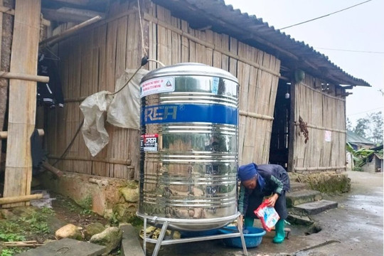 Bát Xát( Lào Cai): Hỗ trợ bồn chứa nước cho đồng bào vùng cao