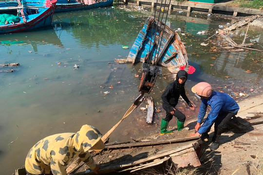 Quảng Ngãi: Dọn dẹp xác tàu gây ô nhiễm môi trường ở cửa biển Sa Huỳnh