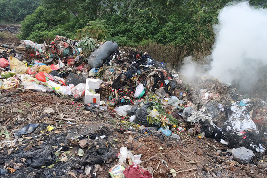 Thanh Oai (Hà Nội): Người dân bức xúc vì bãi rác thải đốt lộ thiên gây ô nhiễm môi trường