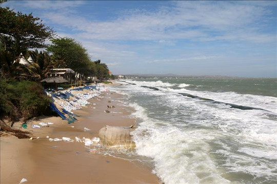 Sóng to, gió lớn gây sạt lở bờ biển Bình Thuận