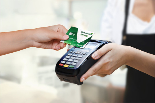 Thẻ Vietcombank Chip Contactless: Đổi mới thanh toán, chạm để cảm nhận
