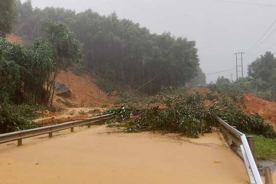 Thừa Thiên - Huế cảnh báo sạt lở diện rộng do mưa lớn