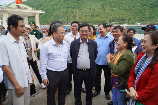 Khánh Hòa: Bộ trưởng Lê Minh Hoan cùng đoàn công tác thăm hỏi, động viên, tặng quà người dân đảo Bích Đầm