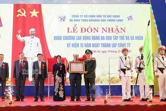 Công ty CP Đầu tư xây dựng và Khai thác khoáng sản Thăng Long đón nhận Huân chương Lao động hạng Ba
