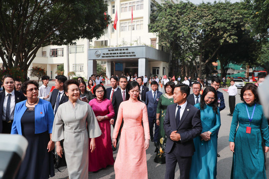 Phu nhân Chủ tịch nước Việt Nam và Phu nhân Tổng Bí thư, Chủ tịch nước Trung Quốc giao lưu với sinh viên ĐHQGHN