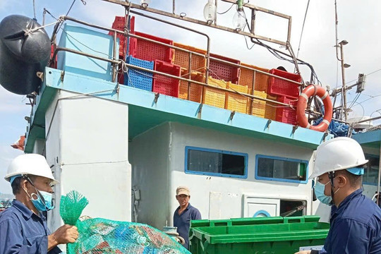 Bình Định đã có tàu cá đầu tiên mang rác về bờ