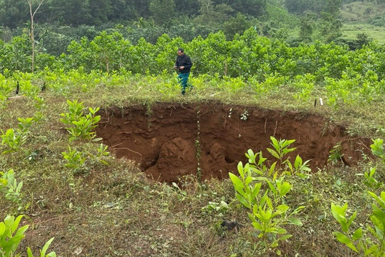 Quảng Nam xuất hiện “hố tử thần” sâu 10 m nghi do khai thác khoáng sản