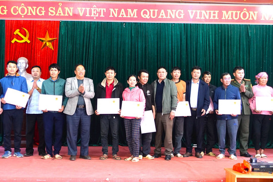 Gần 30 hộ dân huyện Nậm Pồ nhận Giấy chứng nhận quyền sử dụng đất