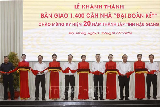 Chủ tịch nước Võ Văn Thưởng dự Lễ bàn giao 1.400 căn nhà 'Đại đoàn kết' tại tỉnh Hậu Giang