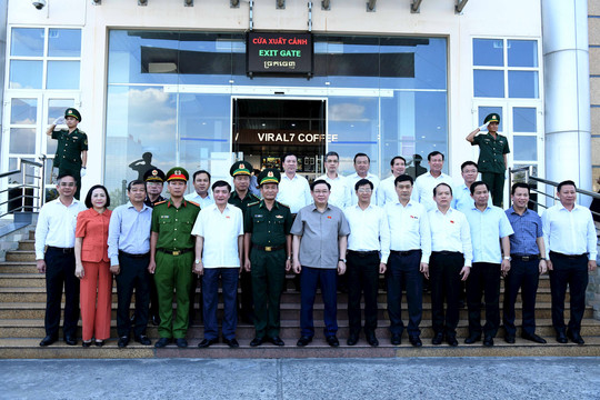 Chủ tịch Quốc hội Vương Đình Huệ thăm các lực lượng tại Cửa khẩu Quốc tế Mộc Bài
