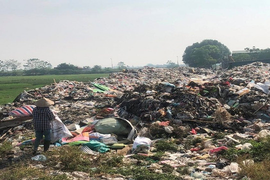 Lý do khiến rác thải bị tồn đọng ở một số huyện ngoại thành Hà Nội