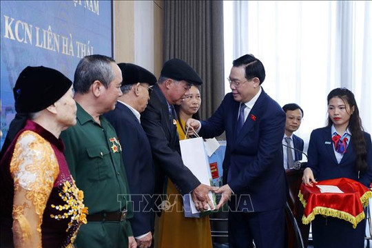 Chủ tịch Quốc hội Vương Đình Huệ thăm, tặng quà Tết gia đình chính sách, công nhân tại Thái Bình
