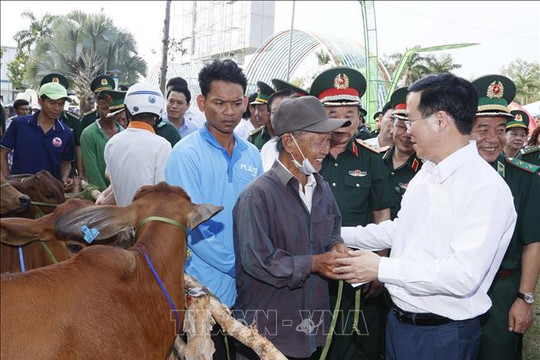Chủ tịch nước Võ Văn Thưởng thăm, chúc Tết quân và dân khu vực Cửa khẩu quốc tế Hà Tiên