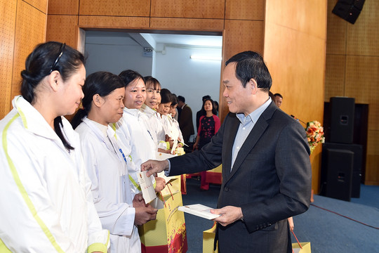 Phó Thủ tướng Trần Lưu Quang trao quà Tết tại tỉnh Hoà Bình