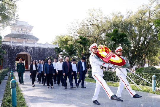 Bộ trưởng Đặng Quốc Khánh dâng hương Đền thờ liệt sĩ tại Chiến trường Điện Biên Phủ