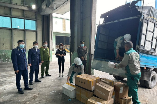 Bắc Ninh: Buộc tiêu hủy lô thực phẩm, mỹ phẩm nhập lậu trị giá 871,2 triệu đồng