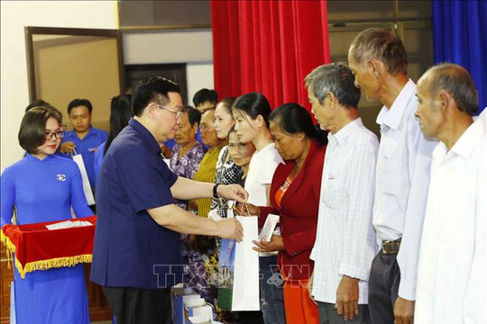 Chủ tịch Quốc hội Vương Đình Huệ chúc Tết, tặng quà gia đình chính sách, công nhân, lực lượng vũ trang tỉnh Bạc Liêu