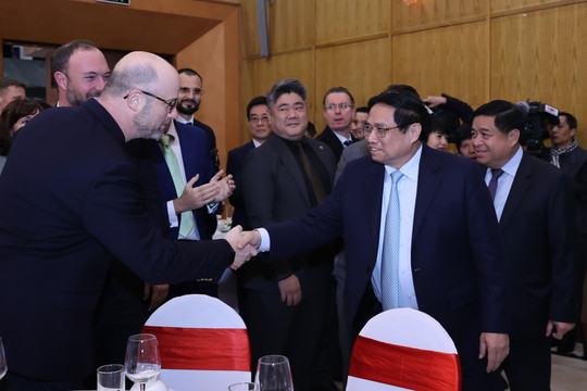 Thủ tướng gặp mặt các nhà đầu tư, nhà tài trợ, đề nghị cùng Việt Nam đoàn kết, hành động