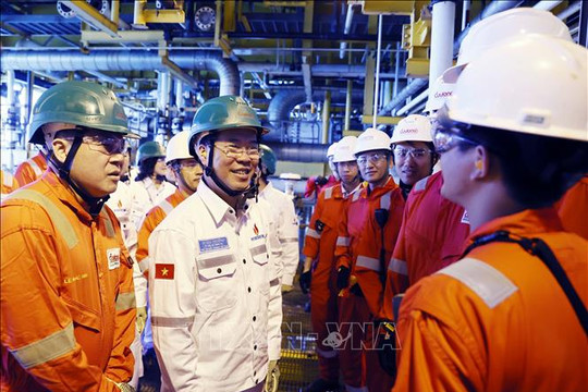 Chủ tịch nước Võ Văn Thưởng thăm, chúc Tết người lao động trên giàn khoan dầu khí