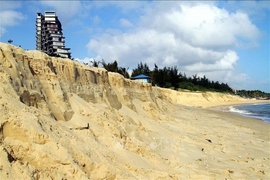 Đề xuất giải pháp khắc phục xói lở nghiêm trọng tại bãi biển Bảo Ninh