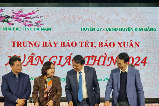 Hà Nam: Khai mạc trưng bày báo Tết xuân Giáp Thìn 2024