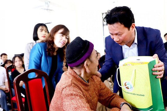 Bộ trưởng Đặng Quốc Khánh tặng quà Trung tâm Công tác xã hội tỉnh Hà Giang và Cơ sở Bảo trợ xã hội Dương Hiển