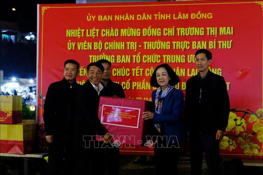 Thường trực Ban Bí thư Trương Thị Mai chúc Tết công nhân môi trường tại Đà Lạt