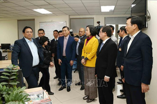 Thủ tướng Phạm Minh Chính thăm, kiểm tra công tác trực thông tin và chúc Tết tại TTXVN