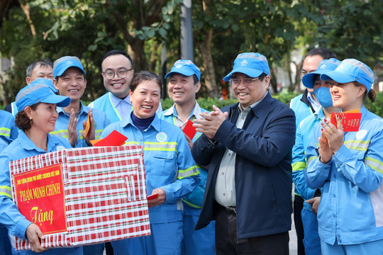 Thủ tướng thăm, tặng quà người lao động làm việc xuyên Tết