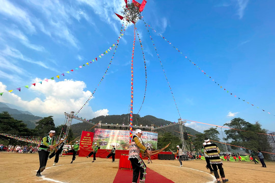 Độc đáo Lễ hội Gầu Tào của người Mông Trạm Tấu