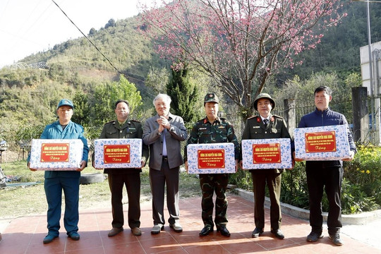 Chánh án Tòa án nhân dân tối cao Nguyễn Hòa Bình thăm, động viên lực lượng chữa cháy rừng Hoàng Liên