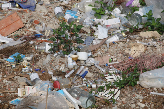 Đắk Mil (Đắk Nông): Người dân “bất an” với bãi rác chất đầy rác thải y tế