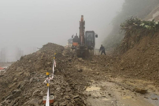 Hà Tĩnh: Nỗ lực khắc phục xong sự cố sạt lở đường lên Cửa khẩu Cầu Treo