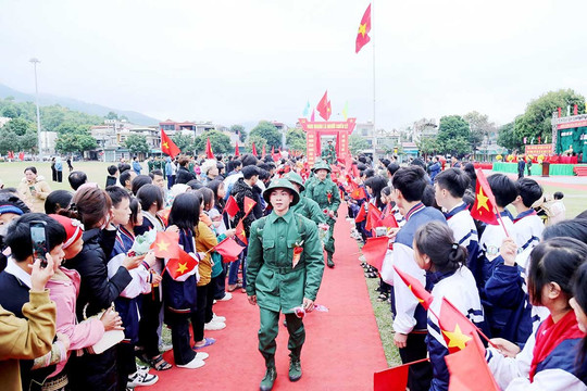 Thanh niên Lào Cai hăng hái, phấn khởi lên đường nhập ngũ