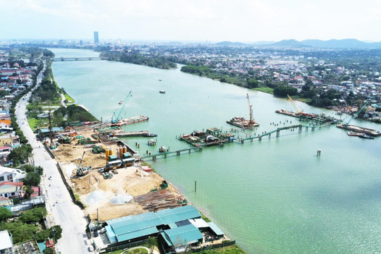 Cầu vượt hơn 2.000 tỷ đồng bắc qua sông Hương (TP. Huế) đang thi công ra sao?