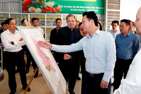Bộ trưởng Đặng Quốc Khánh kiểm tra khu vực đất có nguồn gốc nông, lâm trường tại huyện Mộc Châu (Sơn La)