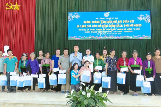 Phụ nữ huyện Mường Ảng (Điện Biên) nhận 2 nhà đại đoàn kết cùng nhiều xuất quà