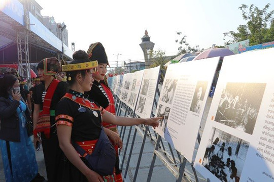 Triển lãm “Phụ nữ với Điện Biên” và Hội chợ trưng bày, quảng bá nông sản