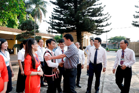 Bộ trưởng Đặng Quốc Khánh thăm và làm việc với Đài Khí tượng thủy văn khu vực Tây Nguyên