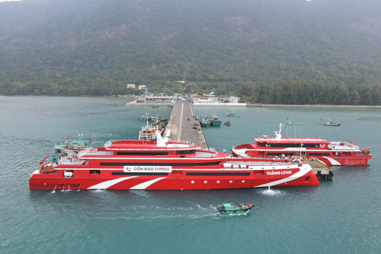 Lần đầu tiên siêu tàu Thăng Long vận chuyển hơn 1.000 khách tới Côn Đảo