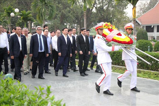 Đoàn công tác của Chính phủ dâng hương tại các điểm di tích lịch sử ở Điện Biên