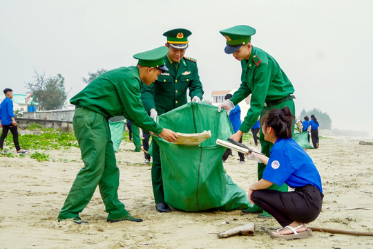 Thừa Thiên- Huế: Hàng trăm Đoàn viên, thanh niên tham gia “Ngày Chủ nhật xanh”