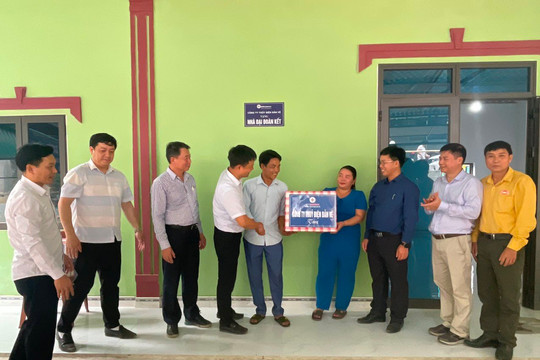 EVNGENCO1 bàn giao nhà Đại đoàn kết cho người dân huyện Tương Dương